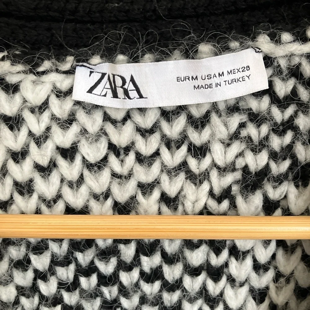Zara Black and White Geometric V-Neck Button Cardigan - Picture 4 of 4